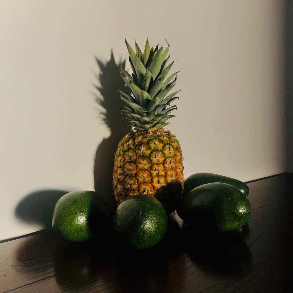 owoce ananasa w pobliżu czterech awokado puzzle przesuwne online