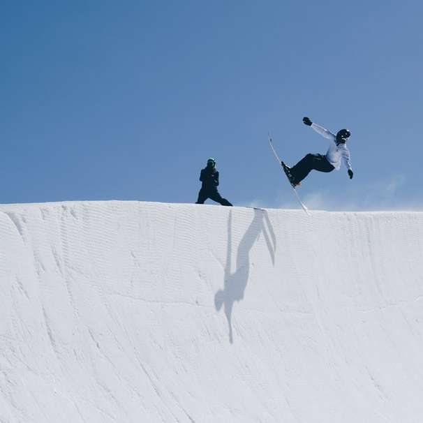 osoba jeżdżąca na snowboardzie w ciągu dnia puzzle online