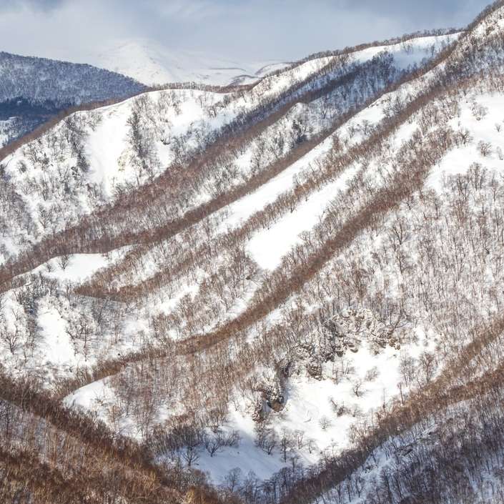бяла и сива планина през деня плъзгащ се пъзел онлайн