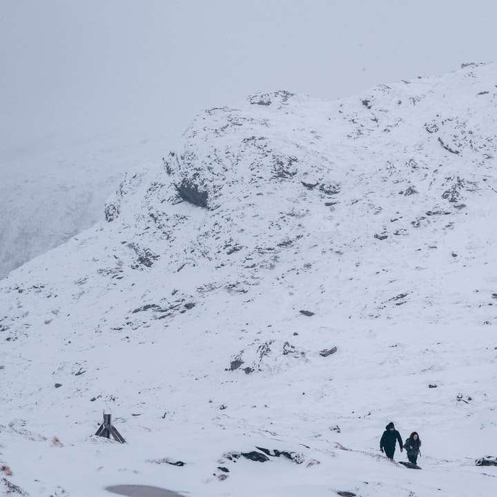 deux personnes marchant sur la neige puzzle coulissant en ligne