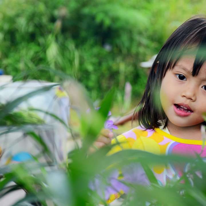 dívka obklopená rostlinami online puzzle