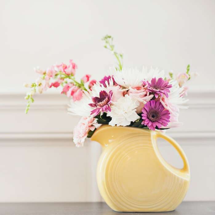 flores blancas y moradas en jarrón de cerámica blanca puzzle deslizante online