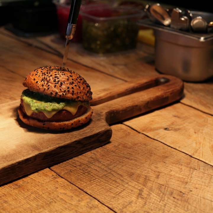 Fotografía de enfoque selectivo de hamburguesa rompecabezas en línea