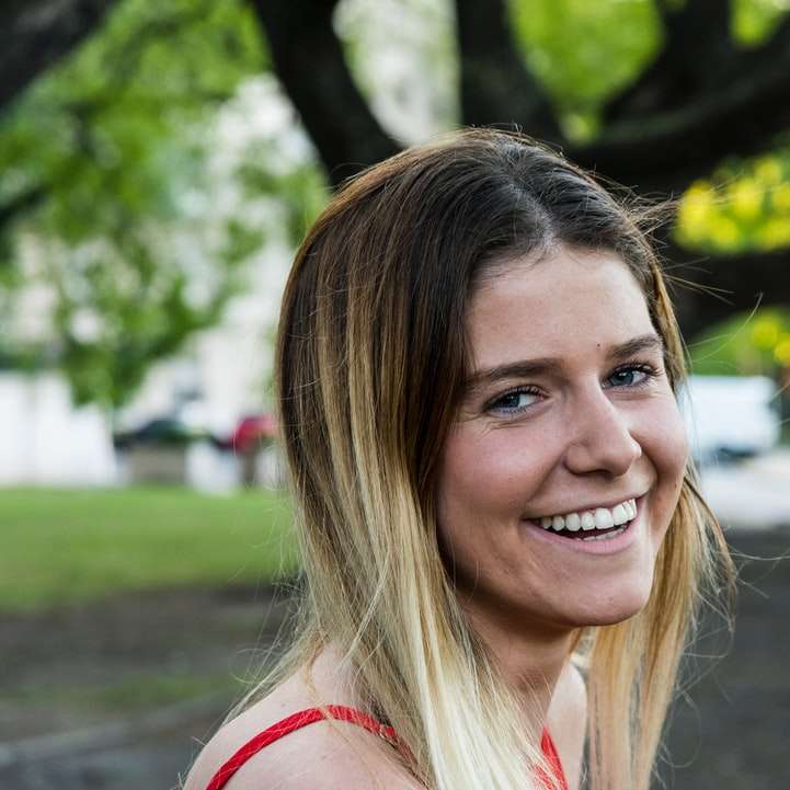 lächelnde Frau im roten Trägershirt Schiebepuzzle online