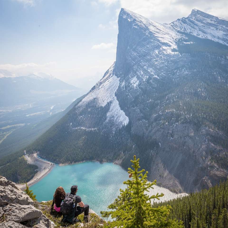 couple at the peak facing mountain online puzzle