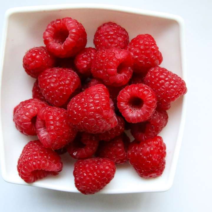 röda jordgubbar på vit keramisk skål Pussel online