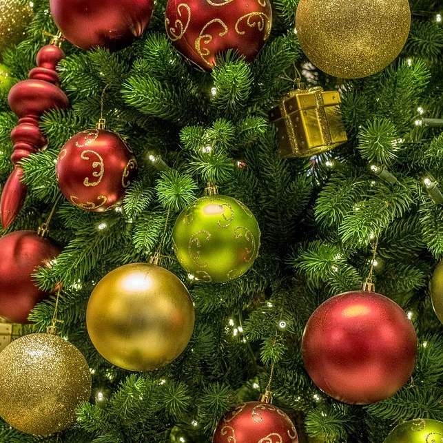 Árvore de natal com enfeites puzzle deslizante online