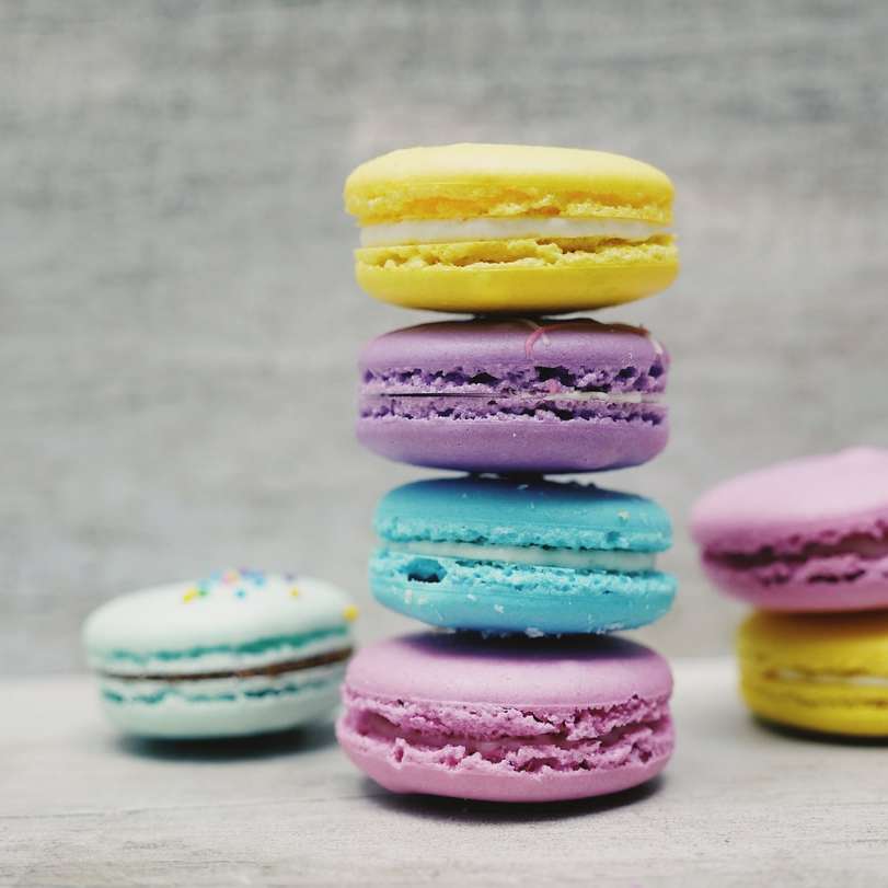 four macarons balancing near two and one macarons online puzzle