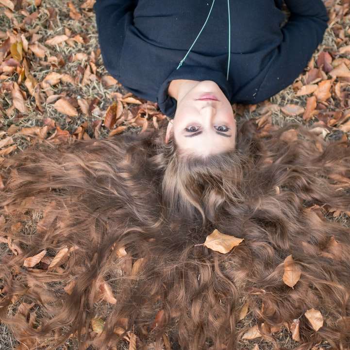 fotografia piatta laica di donna dai capelli lunghi marrone puzzle scorrevole online