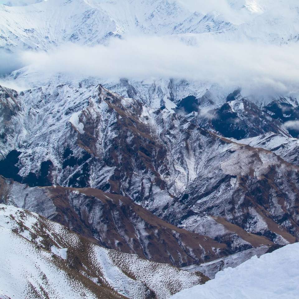 vista de pájaro de la montaña marrón cubierta de nieve puzzle deslizante online