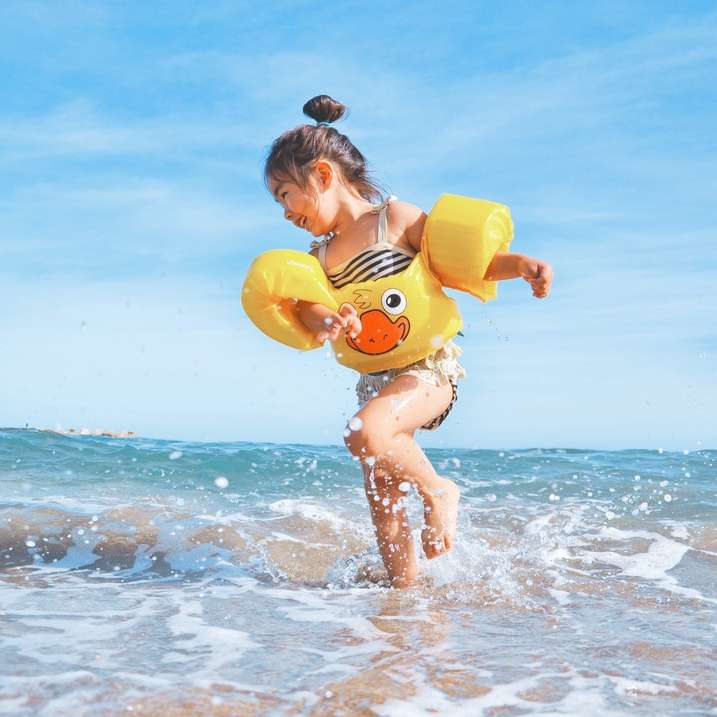 κορίτσι που παίζει δίπλα στο νερό κατά τη διάρκεια της ημέρας online παζλ