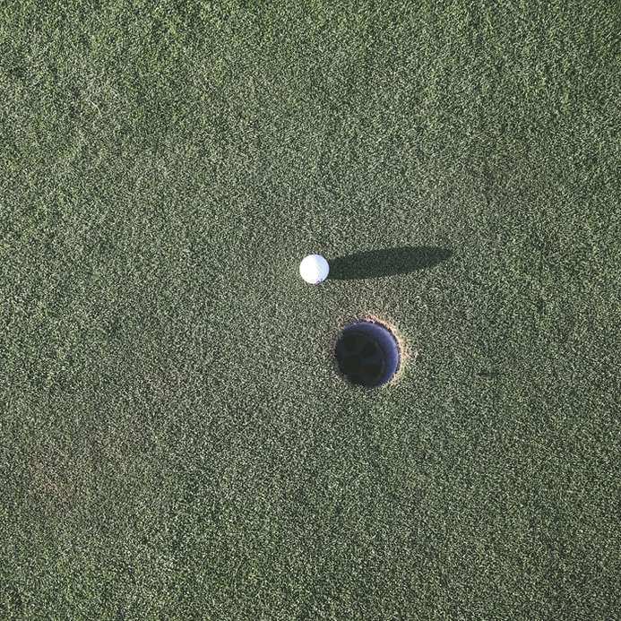 vit golfboll nära hål glidande pussel online