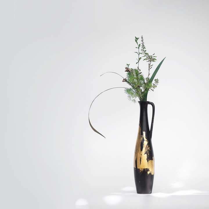 黒いガラスの花瓶に緑の植物 スライディングパズル・オンライン