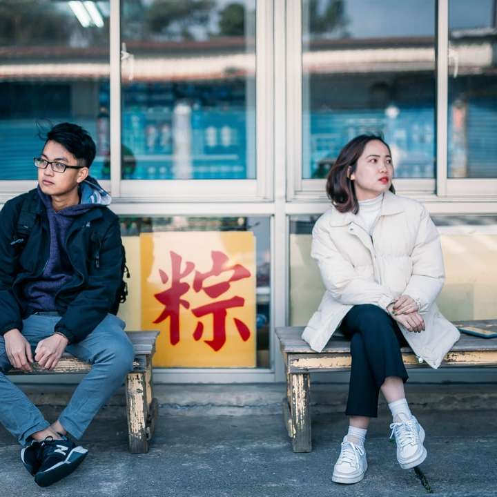 hombre y mujer sentados en un banco puzzle deslizante online