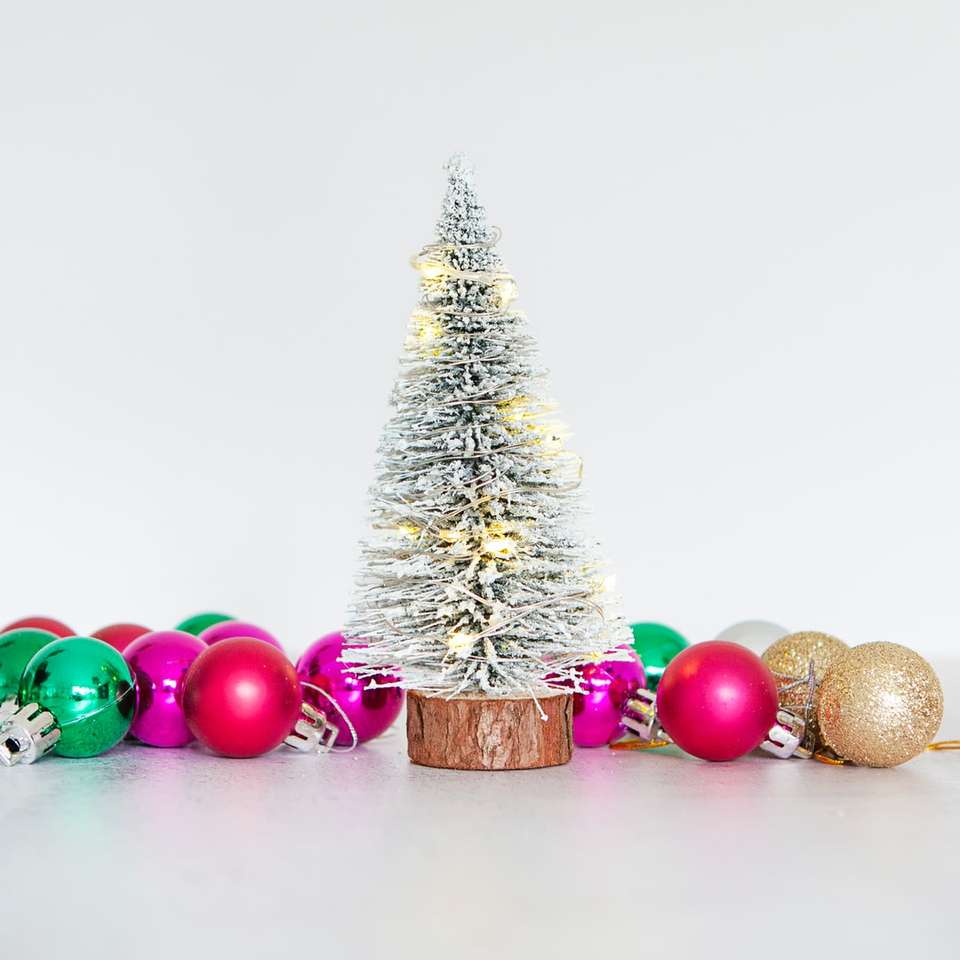 kerstboom met kerstballen en kerstballen schuifpuzzel online