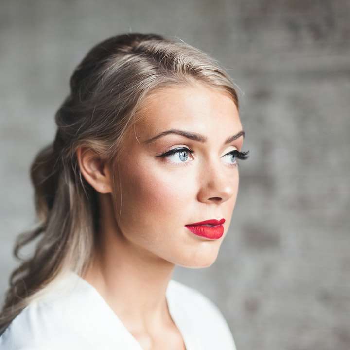 Frau, die weißes Hemd mit rotem Lippenstift trägt Schiebepuzzle online