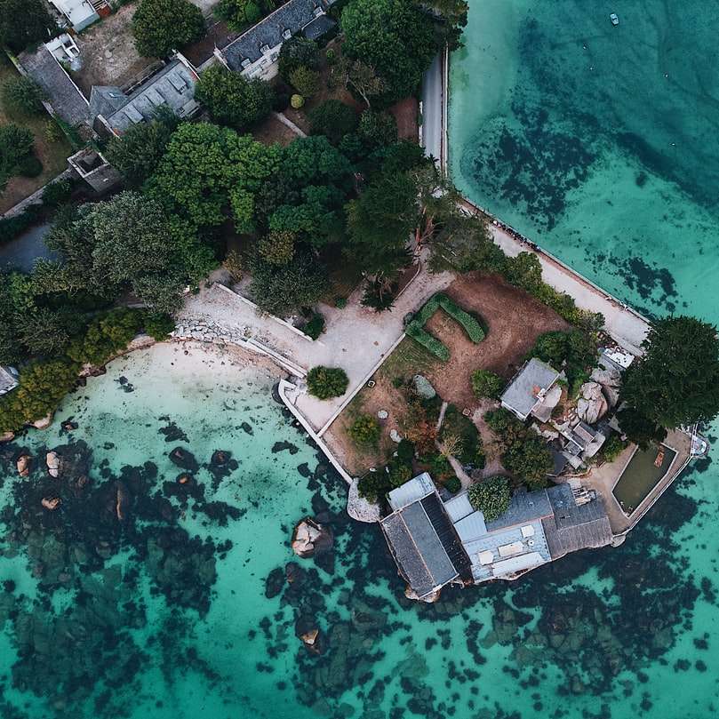 fotografie aeriană a clădirii de pe malul mării alunecare puzzle online