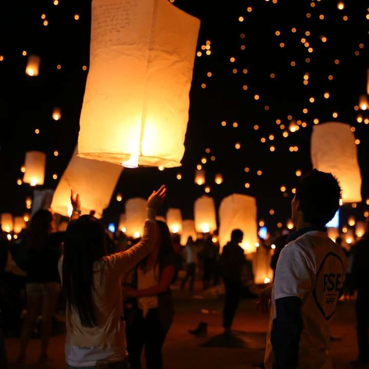 groep mensen die samenkomen voor een papieren lantaarnfestival schuifpuzzel online