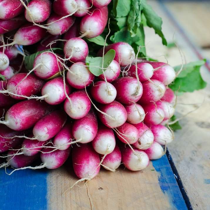 fioletowe i białe warzywa na brązowej powierzchni puzzle przesuwne online