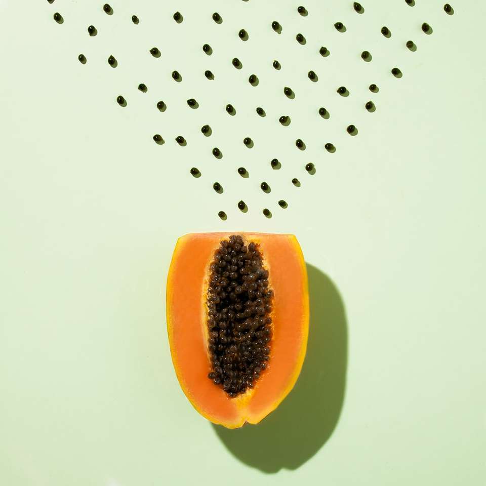 нарязан портокалов плод върху бяла повърхност плъзгащ се пъзел онлайн