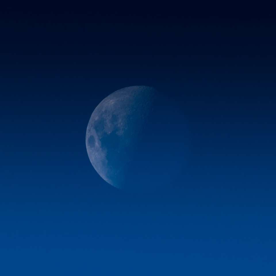 pleine lune dans le ciel bleu puzzle coulissant en ligne