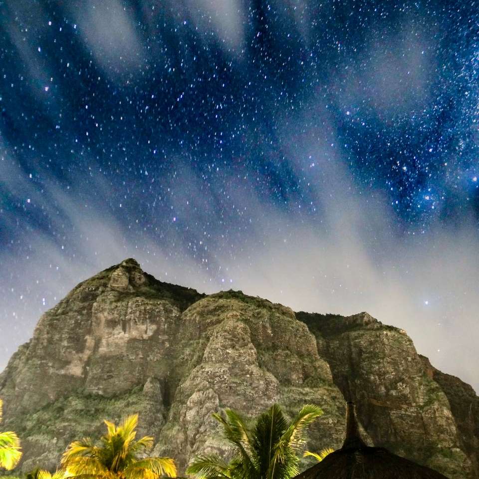 montagna rocciosa grigia sotto il cielo blu puzzle scorrevole online