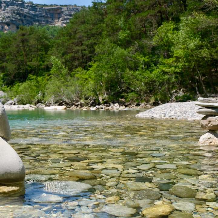 γκρίζες πέτρες ισορροπίας σε ρηχά ποτάμια online παζλ