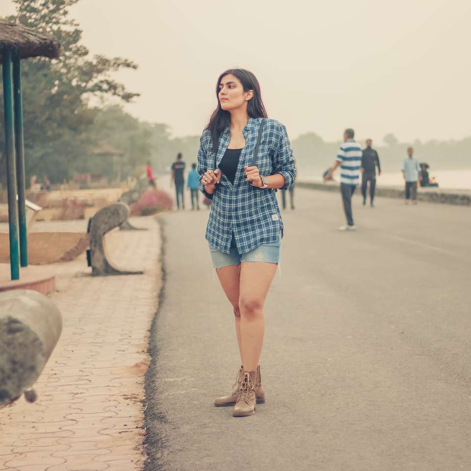 Femme en chemise à manches longues noir et blanc debout sur la route puzzle coulissant en ligne