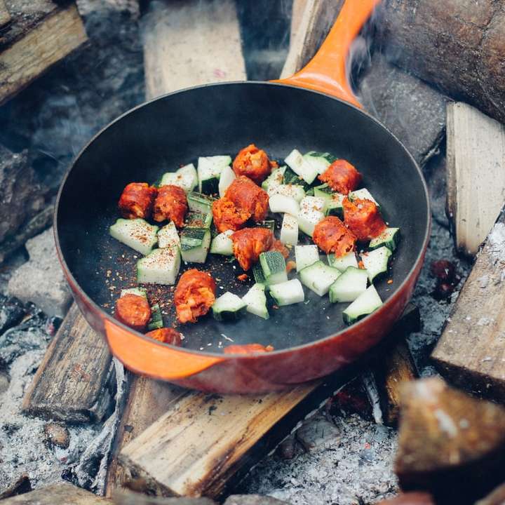 месо и зеленчуци на тиган за готвене плъзгащ се пъзел онлайн
