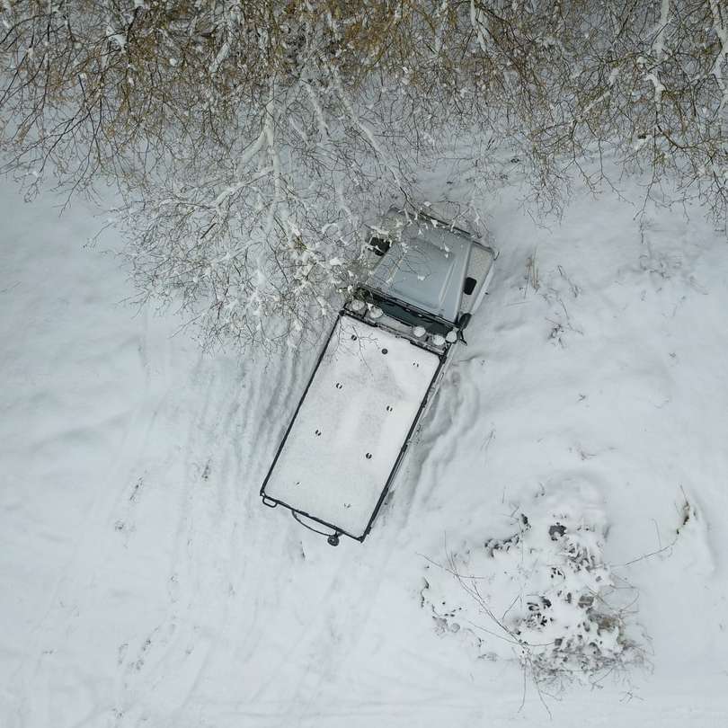 雪に覆われた地面に白いトラック スライディングパズル・オンライン