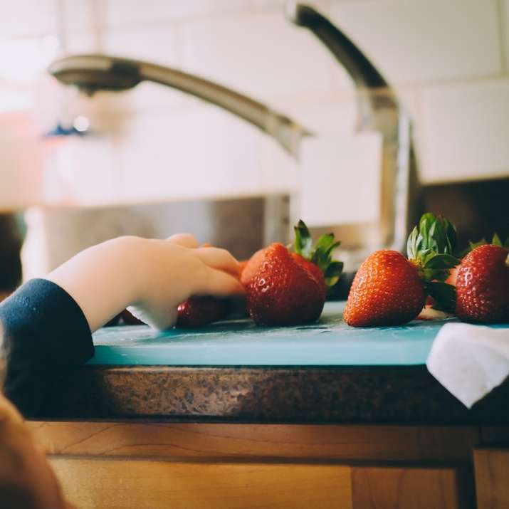 bambino raccogliendo fragole in cucina puzzle scorrevole online
