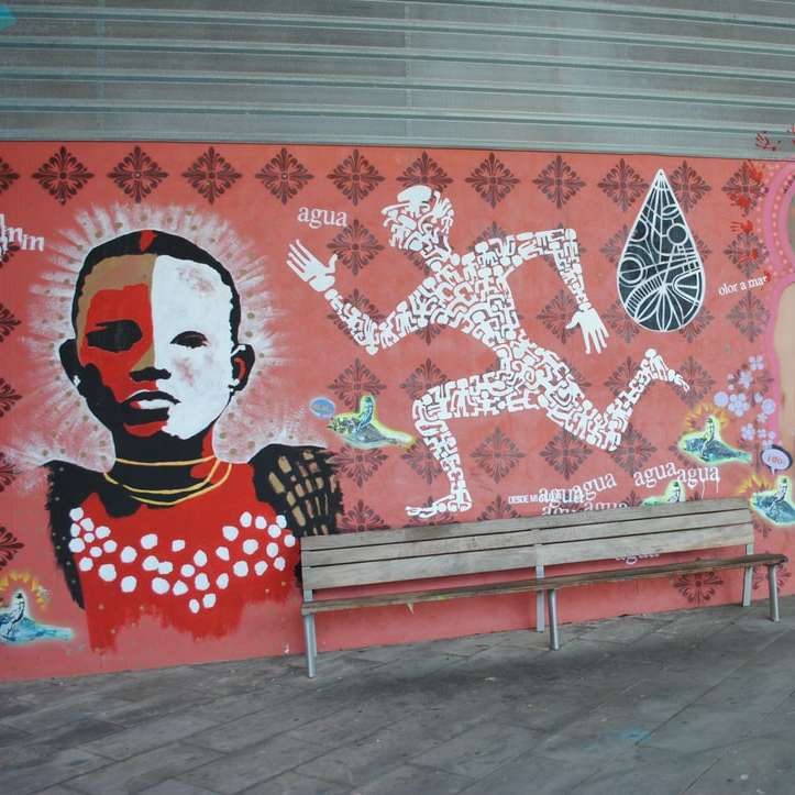 Frau im roten ärmellosen Kleid, das neben Wand steht Schiebepuzzle online