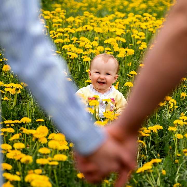 niña en camisa blanca de pie en el campo de flores amarillas puzzle deslizante online