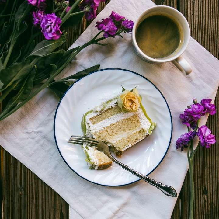 филийка торта върху бяла керамична чиния плъзгащ се пъзел онлайн