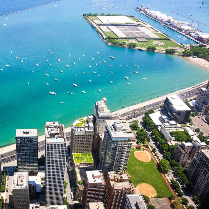 foto aerea del paesaggio urbano accanto a teal calmo corpo d'acqua puzzle scorrevole online