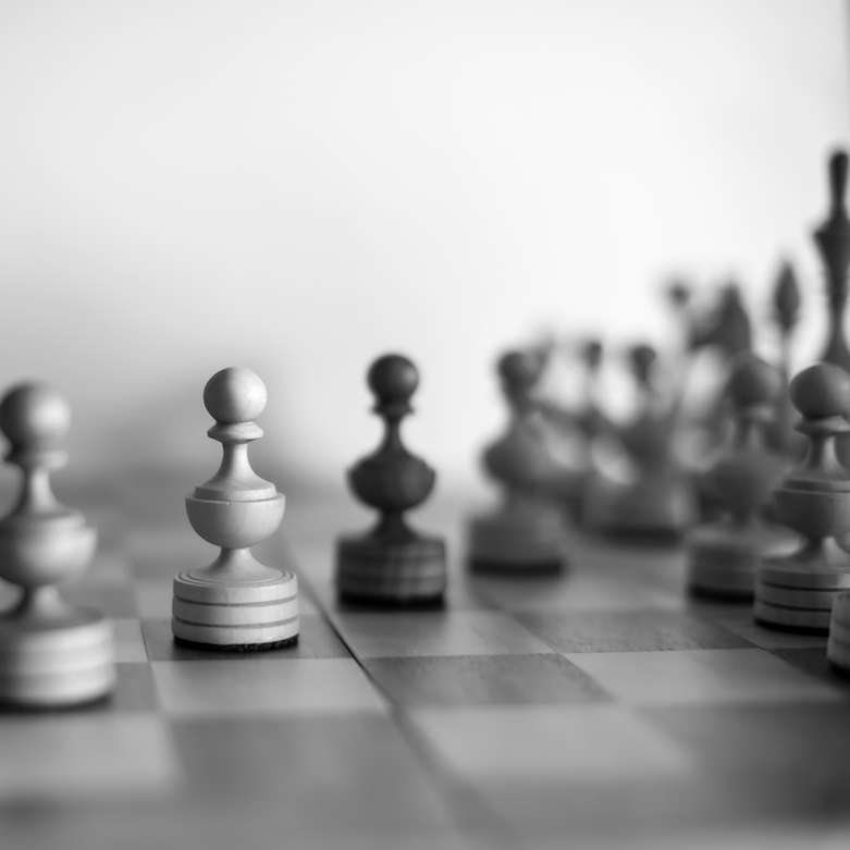 peças de xadrez no tabuleiro de xadrez puzzle online