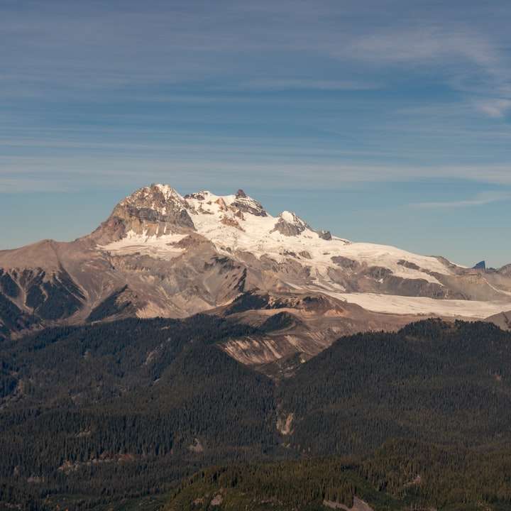 заснежена кафява планина през деня онлайн пъзел
