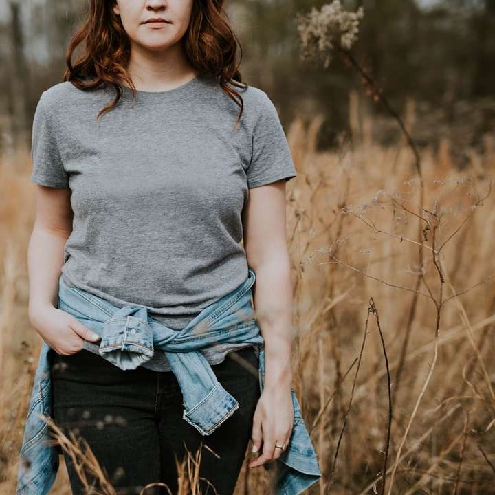 женщина в серой футболке с круглым вырезом онлайн-пазл