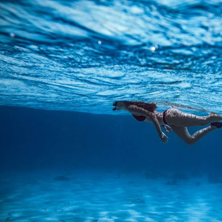 kvinna i svart bikini som simmar i vatten glidande pussel online