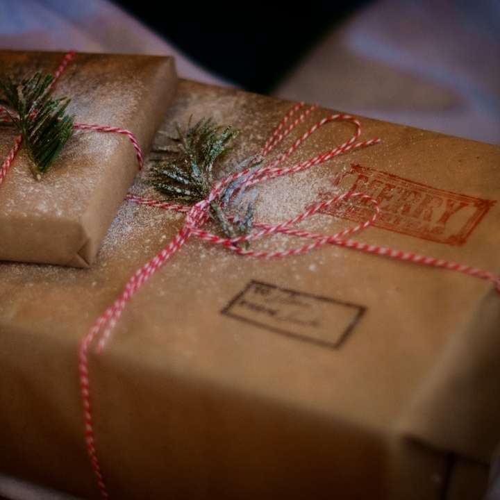 кафява подаръчна кутия онлайн пъзел