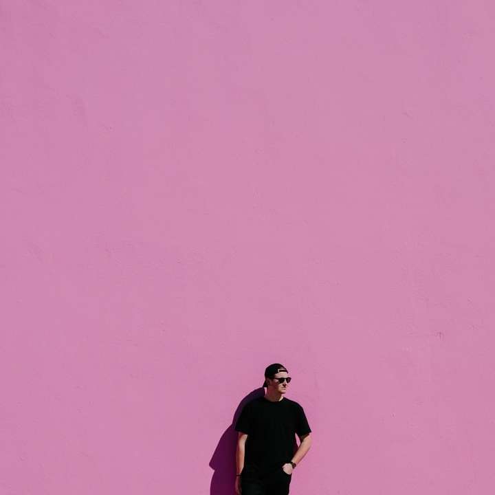 Mann im schwarzen Hemd auf rosa Hintergrund Schiebepuzzle online