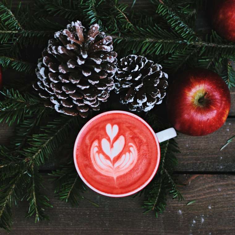 czerwona kawa latte na białym ceramicznym kubku puzzle przesuwne online