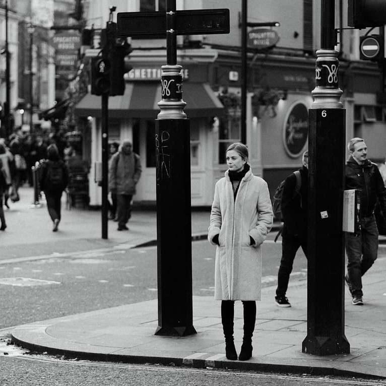 szürkeárnyalatos fényképezés az utcán sétáló emberekről online puzzle