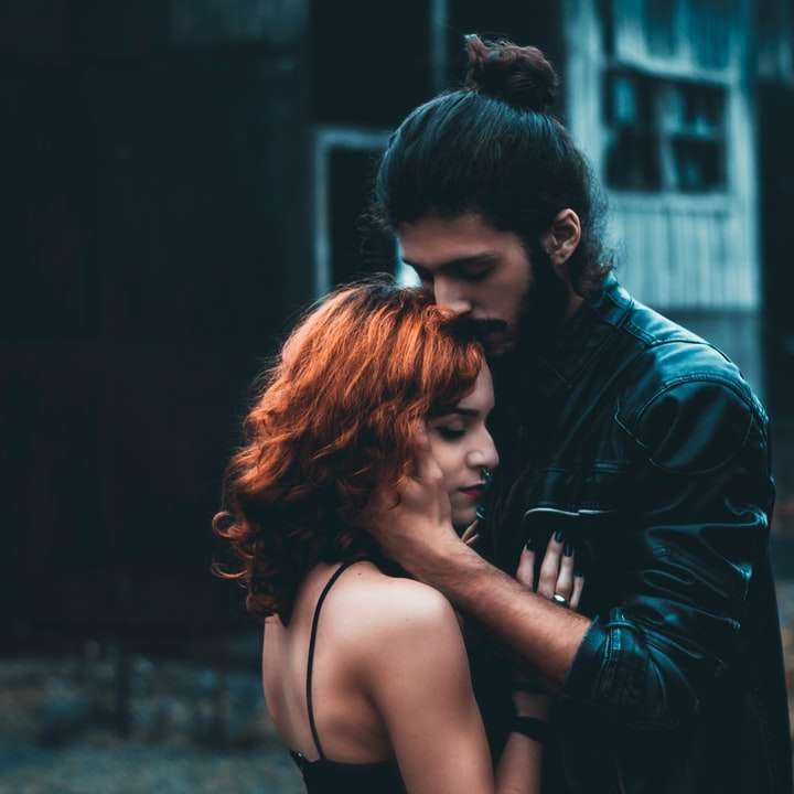 grunt fokus fotografi av man och kvinna kramar glidande pussel online