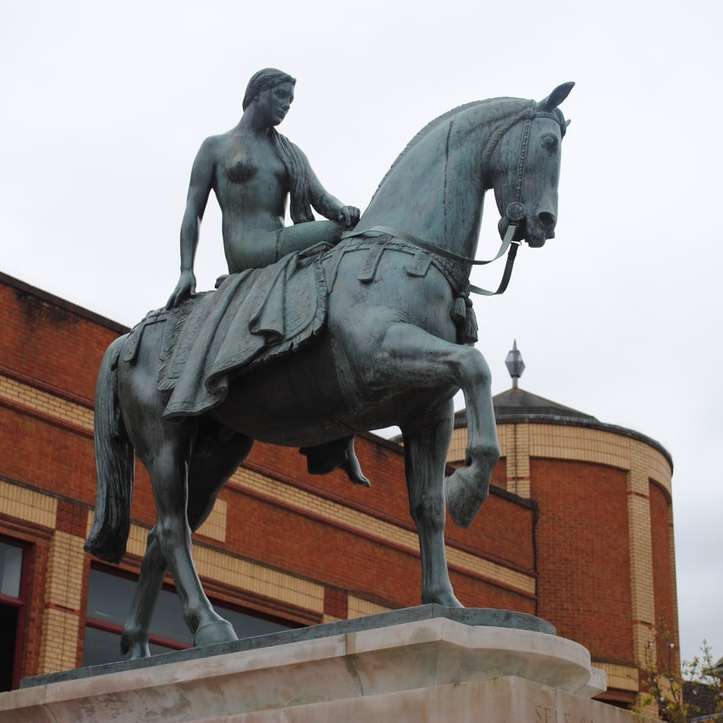 posąg czarnego konia na brązowym budynku puzzle online