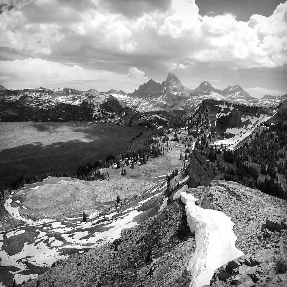 Fotografía en escala de grises de la cubierta de la colina de la montaña con nieve puzzle deslizante online