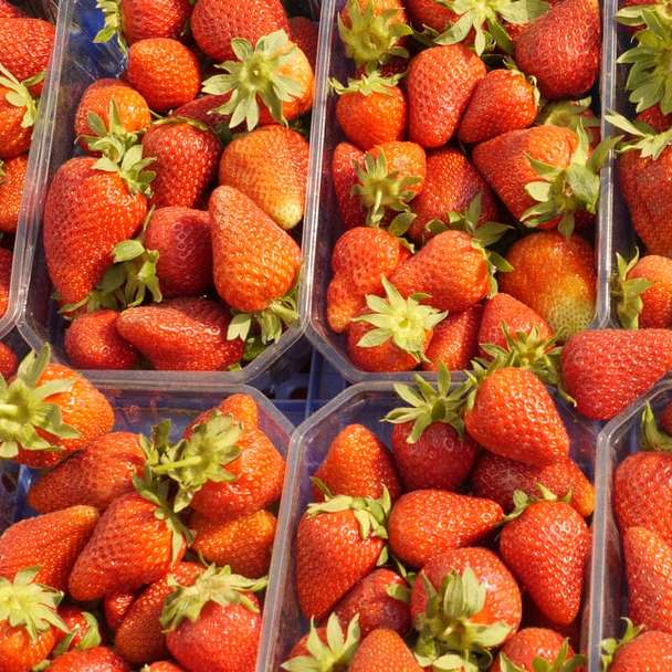 Erdbeeren in blauer Plastikkiste Schiebepuzzle online