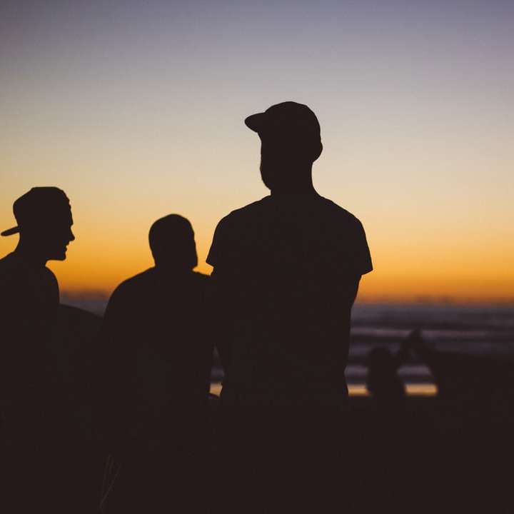 silhouet groep mensen onder zonsondergang online puzzel