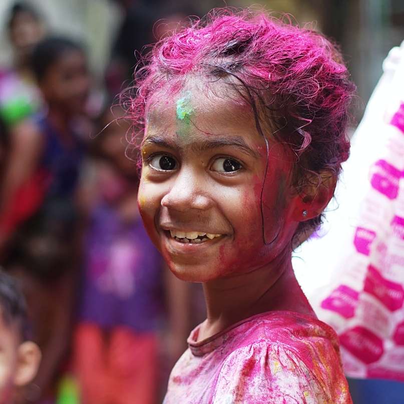 photo mise au point sélective de jeune fille en chemise souriant puzzle en ligne