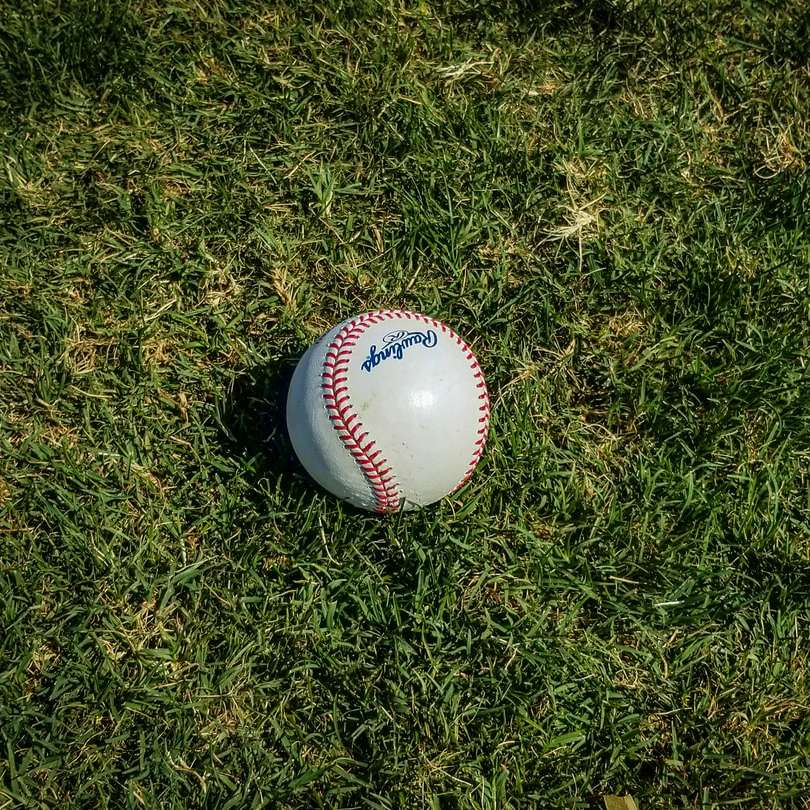 biało-czerwona baseball na zielonej trawie puzzle online
